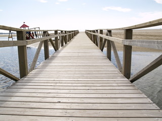 Fototapeta na wymiar Most na plaży