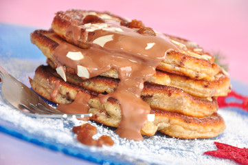 Eierkuchen mit Äpfeln und Schokosauce