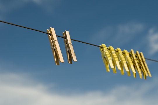 W&auml;scheklammern vor blauem Himmel