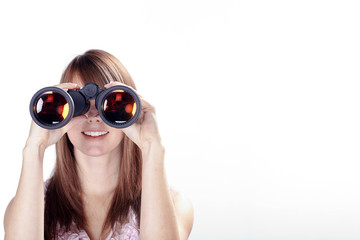 Model mit Fernglas hält Ausschau Porträt