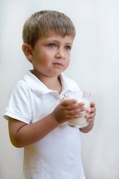 bambino con bicchiere di latte