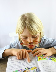 Naklejka premium lecture d'enfant blond