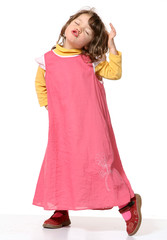 bambina che imita una cantate d'opera