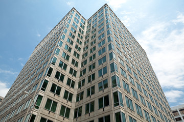 Fototapeta na wymiar Modern Office Building Przeciw Blue Sky Rosslyn, Virginia