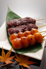 ２種類の団子とモミジ