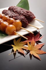 ２種類の団子とモミジ