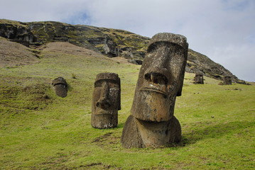 Abandoned moai - obrazy, fototapety, plakaty