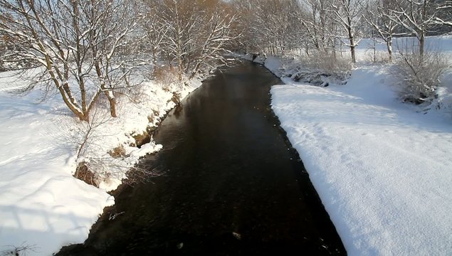 Verschneite Leitha in Nieder&ouml;sterreich