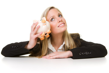 frau rüttelt ihr sparschwein