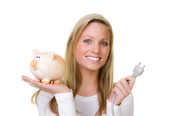junge frau mit sparschwein und stecker
