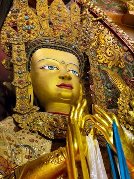 Bouddha doré dans un  monastère proche du Bouddha Stupa