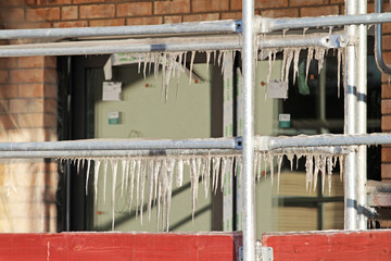 Eiszapfen am Bau
