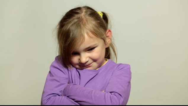 M&auml;dchen ist Bockig :-) und schmunzelt dabei :-)