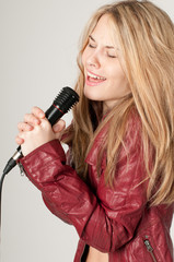 Frau beim Singen