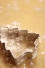 ausstechform tannenbaum auf teig