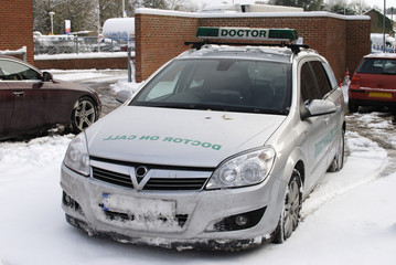 Obraz premium Doctor on call vehicle in snow. England