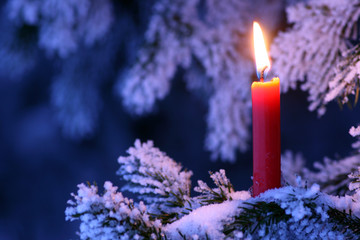Kerze auf Zweig im Winter