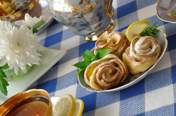 Rosettes from apples and dough