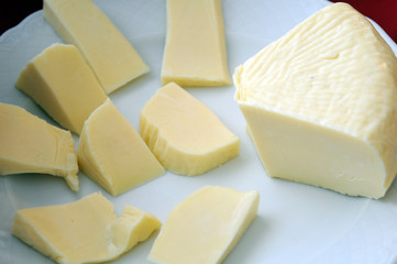 fette di formaggio in un piatto