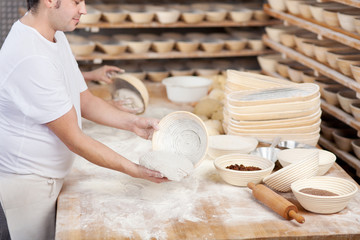 bäcker bei der arbeit