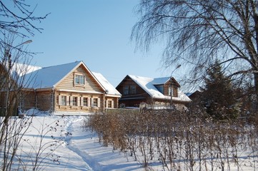 два деревянных дома из бревна
