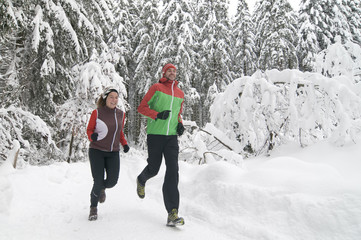 fröhliche Jogger im Schnee