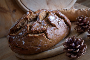 Schwarzbrot mit Kruste