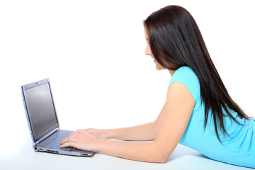 Attraktives Mädchen mit Notebook Computer