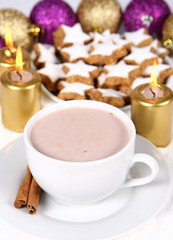 Obraz na płótnie Canvas Cup of hot chocolate with cinnamon and christmas cookies