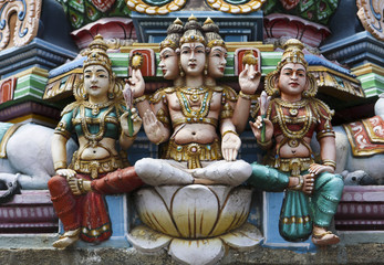 Fototapeta na wymiar Starożytne bóstwa hinduistyczne w świątyni w Chennai, w Indiach