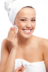 Sch&ouml;ne junge Frau mit Sommersprossen, Creme und Handtuch