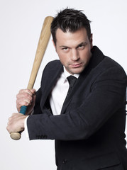 homme tueur menaçant avec batte de baseball