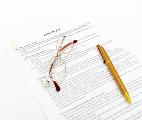 Obraz premium legal contract with pen and glasses