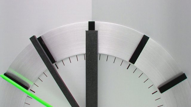 Uhr mit gr&uuml;nem Zeiger - Video - Time Concept