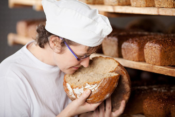 bäckerin riecht an frischem brot