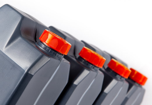 imagen industrial de depositos de plastico aislados en blanco