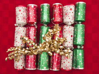 Six Christmas crackers with gold foil ribbon