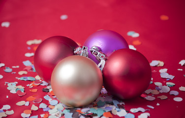 bolas de árbol de navidad sobre fondo rojo