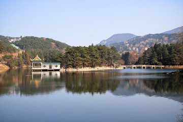 Fototapeta na wymiar calm lake in the mountains