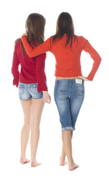 2 jeunes filles amies de dos pieds nus