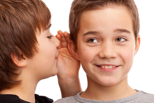 Zwei Jungen fl&uuml;stern sich News und Geheimnisse ins Ohr
