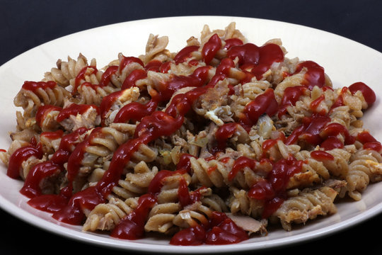 Nudeln mit schinken knupsprig in der pfanne gebraten