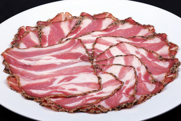 wurst frisch aufgeschnitten und auf den teller gerichtet