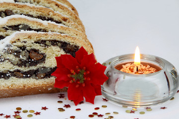 Weihnachtlich bei Kuchen und Kerzenschein