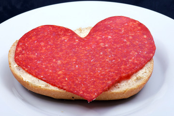 semmel aufgeschnitten und mit frischer wurst belegt