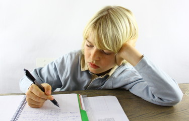 enfant faisant ses devoirs