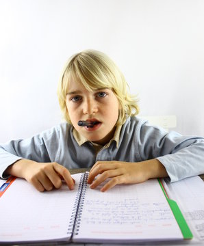 enfant faisant ses devoirs