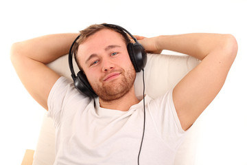 Mann beim Musikhören