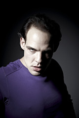 model mit violletem pullover