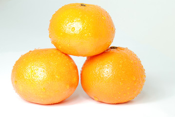 Drei Mandarinen als Pyramide